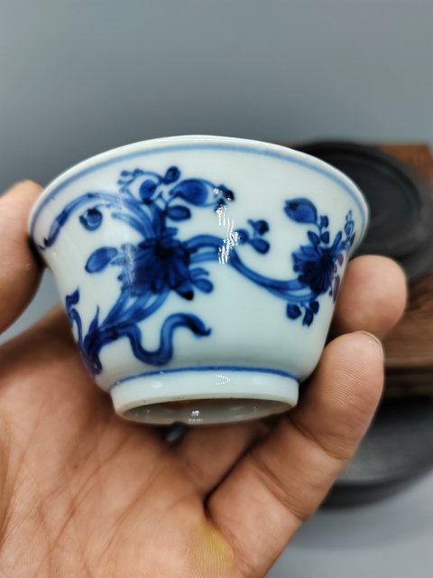 古玩陶瓷清康熙?青花花蝶紋主人杯拍賣，當前價格880元