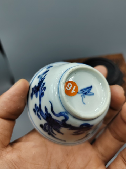 古玩陶瓷清康熙?青花花蝶紋主人杯拍賣，當前價格880元