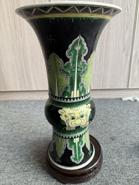 古玩陶瓷墨地素三彩蕉葉獸面紋花觚真品鑒賞圖