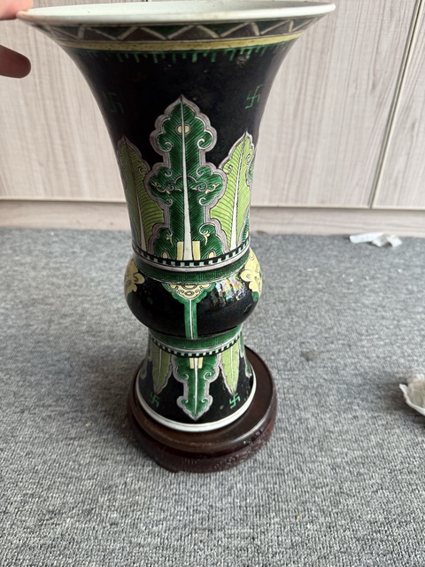 古玩陶瓷墨地素三彩蕉葉獸面紋花觚真品鑒賞圖