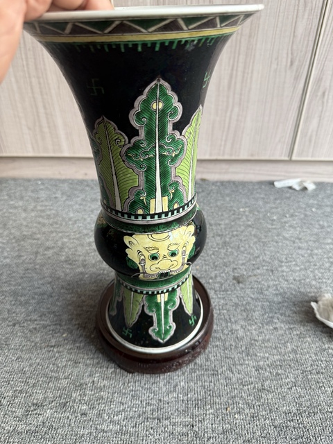 古玩陶瓷墨地素三彩蕉葉獸面紋花觚真品鑒賞圖