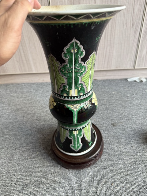 古玩陶瓷墨地素三彩蕉葉獸面紋花觚真品鑒賞圖