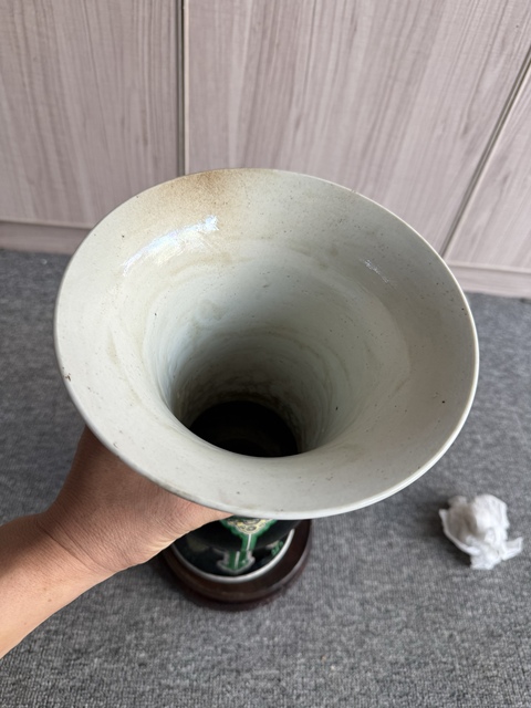 古玩陶瓷墨地素三彩蕉葉獸面紋花觚真品鑒賞圖