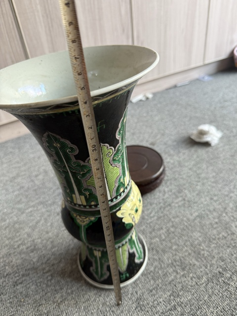 古玩陶瓷墨地素三彩蕉葉獸面紋花觚真品鑒賞圖