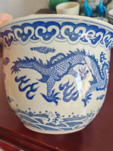 古玩陶瓷青花龍紋花盆真品鑒賞圖