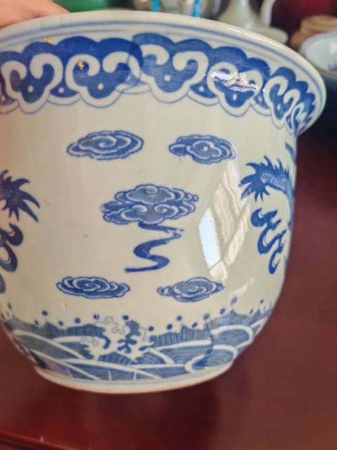 古玩陶瓷青花龍紋花盆真品鑒賞圖