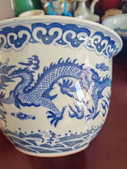 古玩陶瓷青花龍紋花盆真品鑒賞圖