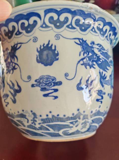 古玩陶瓷青花龍紋花盆真品鑒賞圖