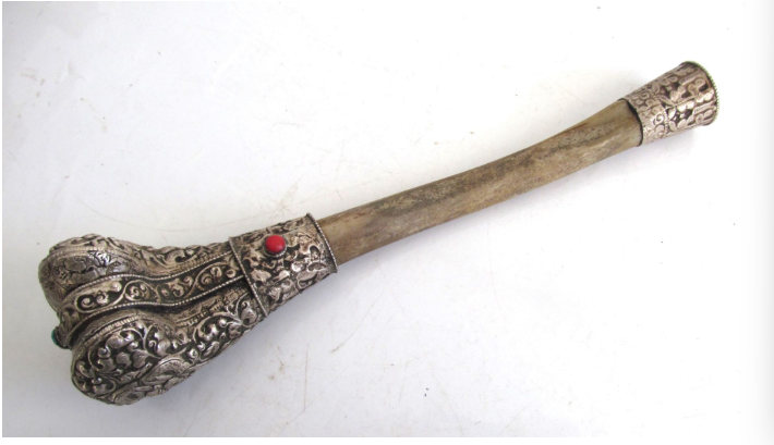 古玩雜項近代制作包銀裝飾骨質煙具真品鑒賞圖