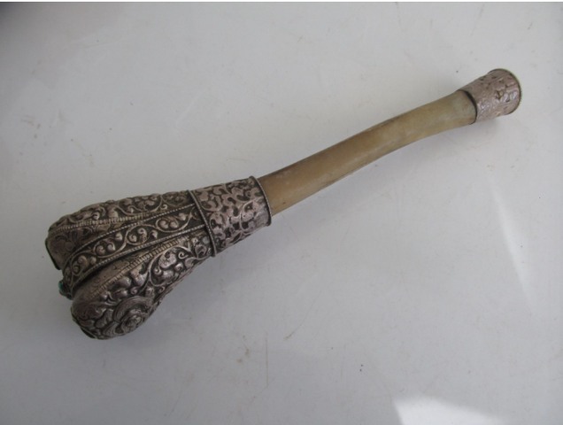 古玩雜項近代制作包銀裝飾骨質煙具真品鑒賞圖