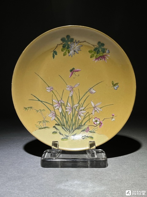 古玩陶瓷黃地粉彩蝶戀花紋盤真品鑒賞圖