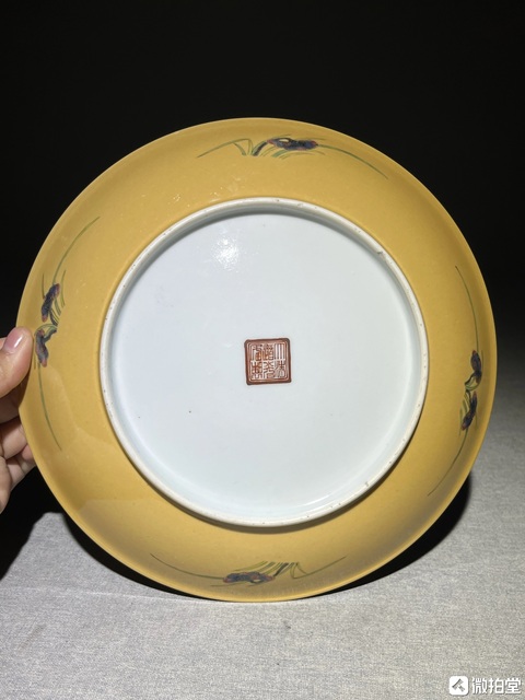 古玩陶瓷黃地粉彩蝶戀花紋盤真品鑒賞圖