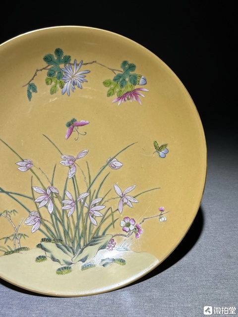 古玩陶瓷黃地粉彩蝶戀花紋盤真品鑒賞圖