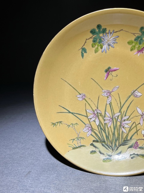 古玩陶瓷黃地粉彩蝶戀花紋盤真品鑒賞圖