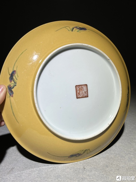 古玩陶瓷黃地粉彩蝶戀花紋盤真品鑒賞圖