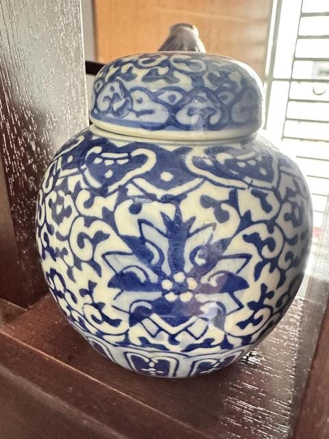 古玩陶瓷花卉紋青花蓋罐真品鑒賞圖