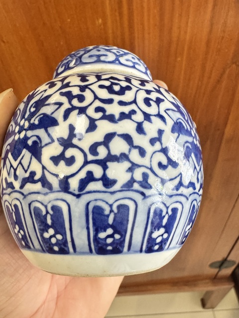 古玩陶瓷花卉紋青花蓋罐真品鑒賞圖