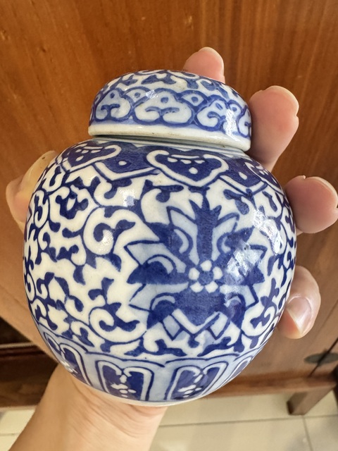 古玩陶瓷花卉紋青花蓋罐真品鑒賞圖
