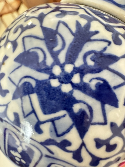 古玩陶瓷花卉紋青花蓋罐真品鑒賞圖
