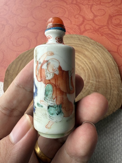 古玩陶瓷粉彩劉海戲金蟾圖鼻煙壺真品鑒賞圖