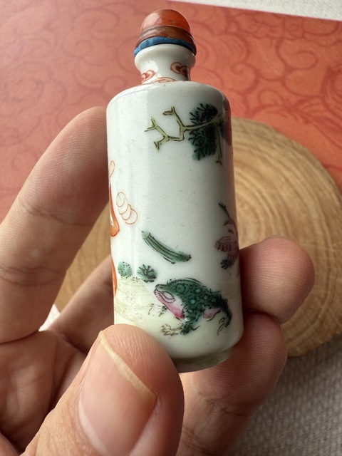古玩陶瓷粉彩劉海戲金蟾圖鼻煙壺真品鑒賞圖