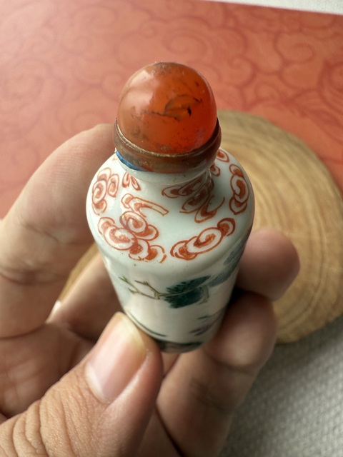 古玩陶瓷粉彩劉海戲金蟾圖鼻煙壺真品鑒賞圖