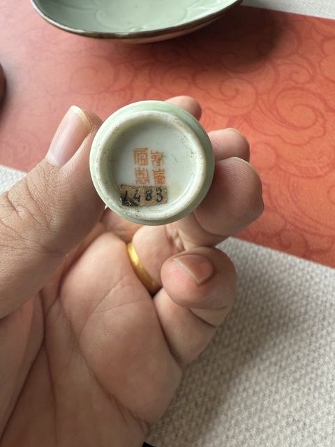 古玩陶瓷粉彩劉海戲金蟾圖鼻煙壺真品鑒賞圖