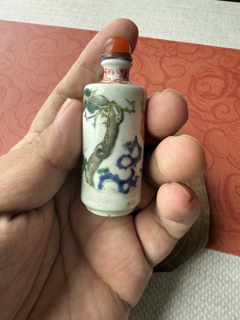 古玩陶瓷粉彩劉海戲金蟾圖鼻煙壺真品鑒賞圖