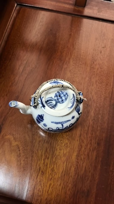 古玩陶瓷博古圖青花提梁壺真品鑒賞圖