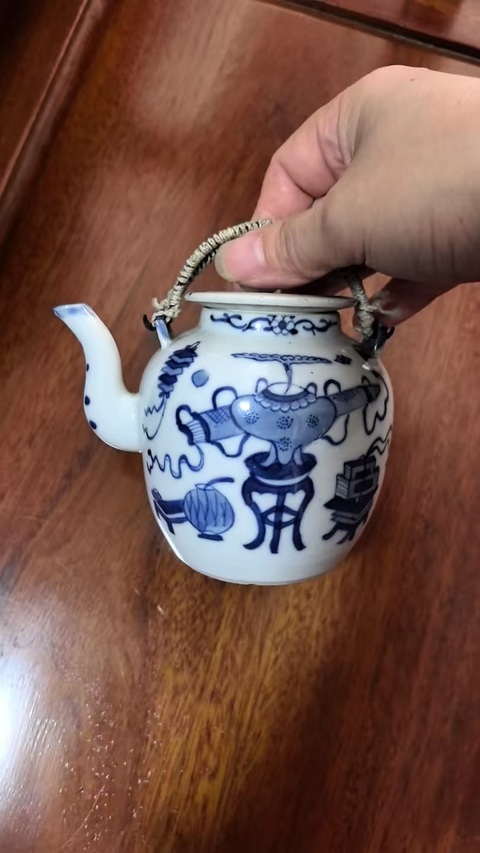 古玩陶瓷博古圖青花提梁壺真品鑒賞圖