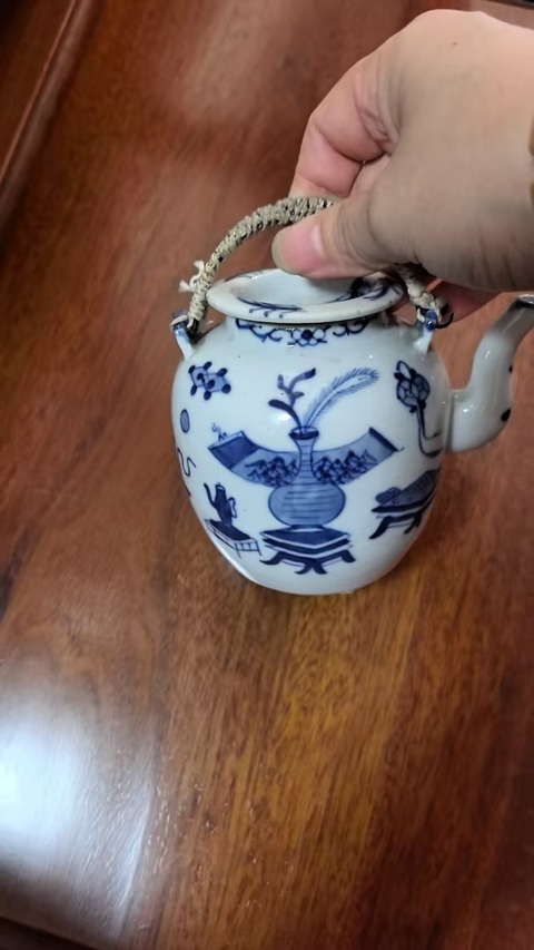 古玩陶瓷博古圖青花提梁壺真品鑒賞圖