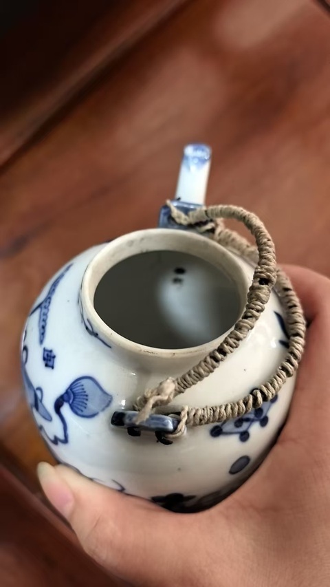 古玩陶瓷博古圖青花提梁壺真品鑒賞圖