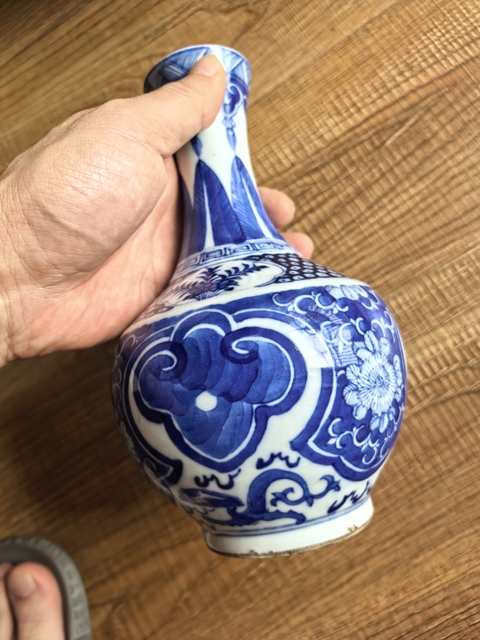 古玩陶瓷青花如意開光花卉紋賞瓶真品鑒賞圖