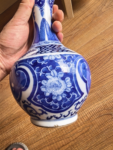 古玩陶瓷青花如意開光花卉紋賞瓶真品鑒賞圖