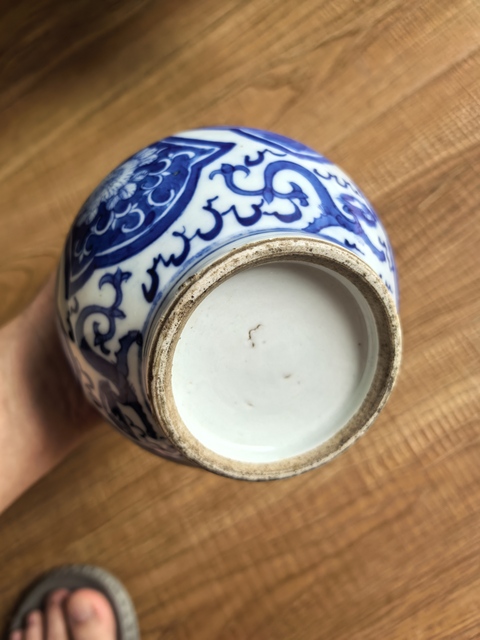 古玩陶瓷青花如意開光花卉紋賞瓶真品鑒賞圖