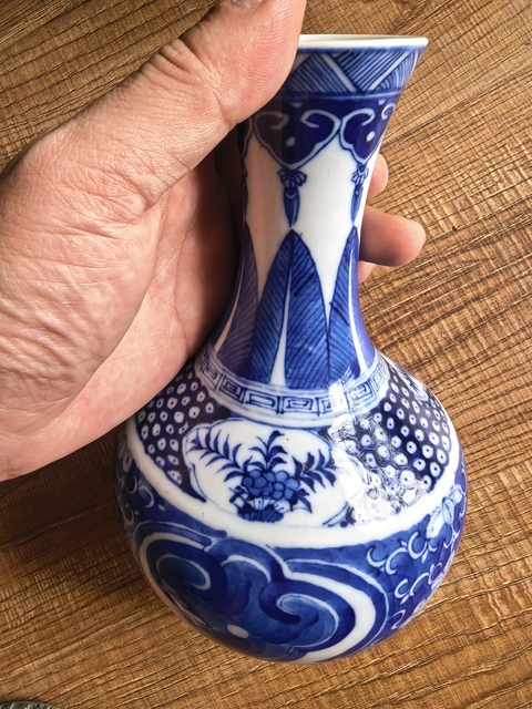 古玩陶瓷青花如意開光花卉紋賞瓶真品鑒賞圖
