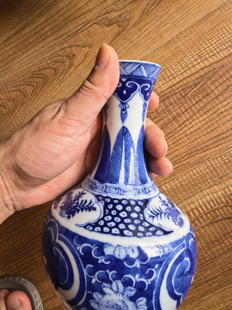 古玩陶瓷青花如意開光花卉紋賞瓶真品鑒賞圖