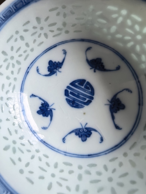 古玩陶瓷青花五福捧壽圖玲瓏瓷碗真品鑒賞圖
