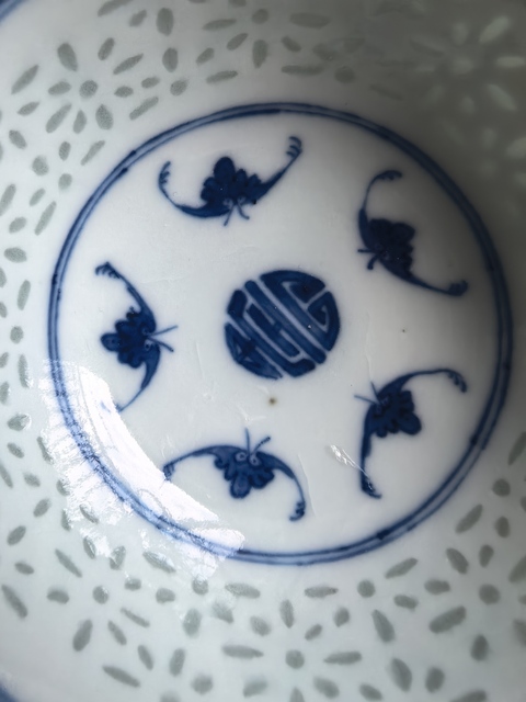 古玩陶瓷青花五福捧壽圖玲瓏瓷碗真品鑒賞圖