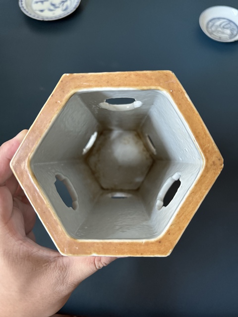 古玩陶瓷粉彩鏤空六方帽筒真品鑒賞圖