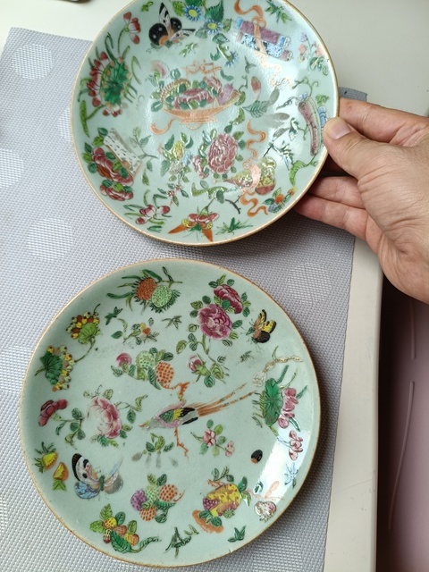 古玩陶瓷豆青釉花鳥蝶紋廣彩盤真品鑒賞圖