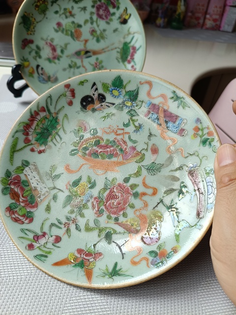 古玩陶瓷豆青釉花鳥蝶紋廣彩盤真品鑒賞圖