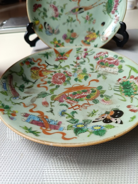 古玩陶瓷豆青釉花鳥蝶紋廣彩盤真品鑒賞圖