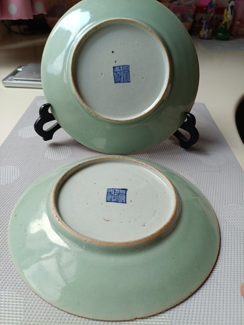 古玩陶瓷豆青釉花鳥蝶紋廣彩盤真品鑒賞圖