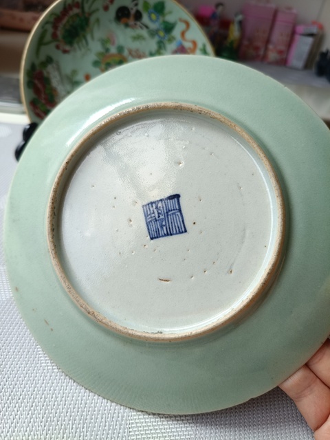 古玩陶瓷豆青釉花鳥蝶紋廣彩盤真品鑒賞圖