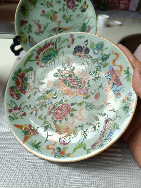 古玩陶瓷豆青釉花鳥蝶紋廣彩盤真品鑒賞圖