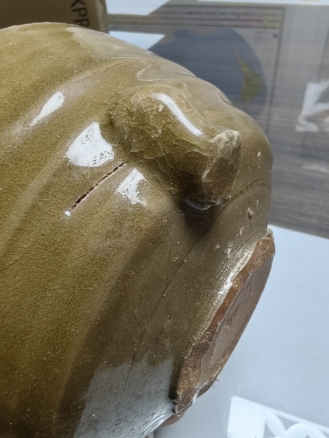 古玩陶瓷龍泉青瓷黃釉三足爐真品鑒賞圖