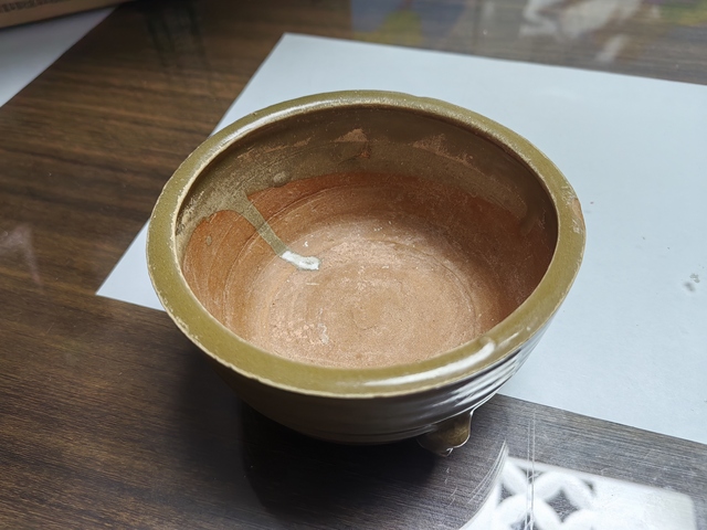 古玩陶瓷龍泉青瓷黃釉三足爐真品鑒賞圖