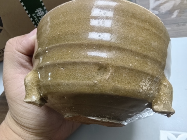 古玩陶瓷龍泉青瓷黃釉三足爐真品鑒賞圖
