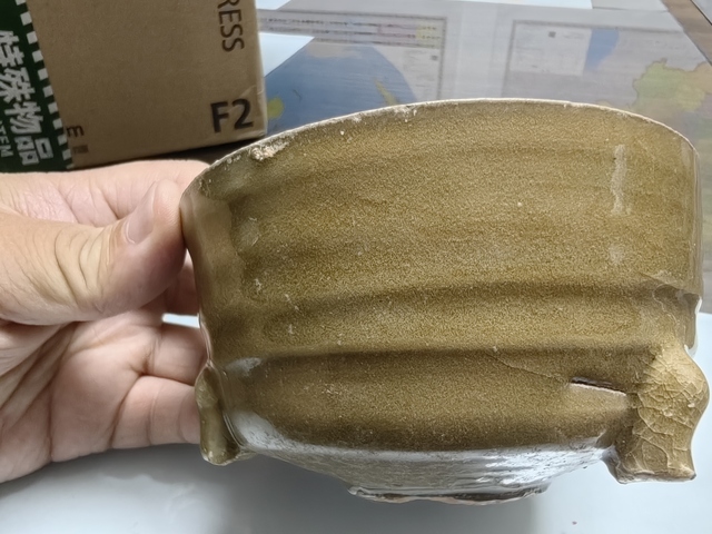 古玩陶瓷龍泉青瓷黃釉三足爐真品鑒賞圖